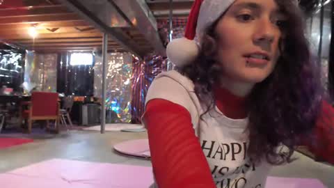 Snapshot of violethooper chatting on December 2, 3:42 pm Violet Hooper online show from December 2, 3:42 pm
