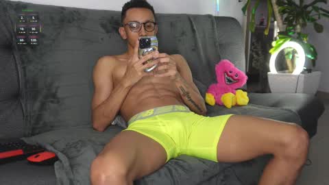 Snapshot of vito_benz chatting on February 20, 8:47 pm VITO BENZ online show from February 20, 8:47 pm