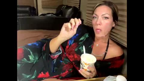 VivianLuxe online show from October 24, 2:01 am