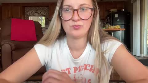 Snapshot of wanderlustjade chatting on December 4, 8:01 pm Jade  Adonis online show from December 4, 8:01 pm