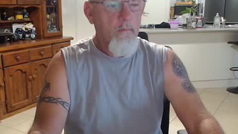 Wellhelloo online show from February 21, 7:50 pm