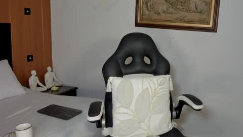 Wendy Marshall  online show from April 11, 6:01 pm