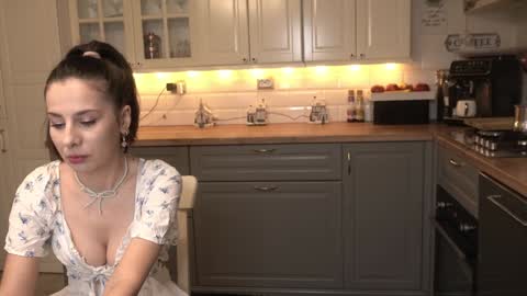 Snapshot of whats_her_name chatting on December 4, 3:53 am Victoria Maria online show from December 4, 3:53 am