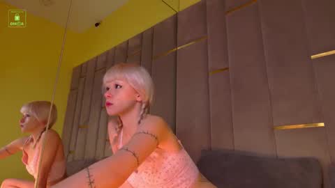 Snapshot of white_bite chatting on October 23, 4:25 am YOLANDI online show from October 23, 4:25 am