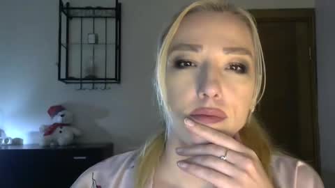 Snapshot of wild_silk_desire chatting on February 22, 2:19 pm Alina online show from February 22, 2:19 pm