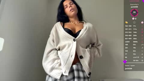 Snapshot of wildahankin chatting on October 18, 7:34 am Mia online show from October 18, 7:34 am