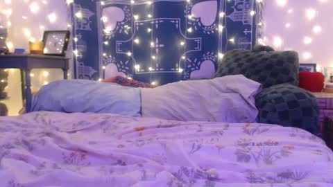 Eevie online show from December 14, 4:34 am