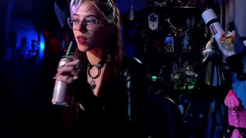 Snapshot of witch_fiona chatting on February 20, 7:41 pm Goddess of two strapons - Mr. long Don Mr. Pinky online show from February 20, 7:41 pm