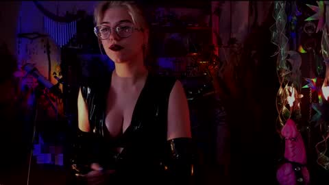 Snapshot of witch_fiona chatting on December 9, 7:39 pm Goddess of two strapons - Mr. long Don Mr. Pinky online show from December 9, 7:39 pm