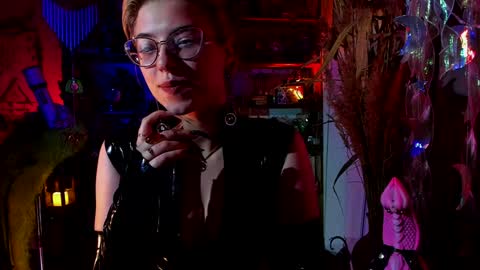 Snapshot of witch_fiona chatting on January 17, 8:11 pm Goddess of two strapons - Mr. long Don Mr. Pinky online show from January 17, 8:11 pm