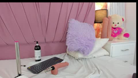 wonderkloe_ online show from April 10, 6:30 am