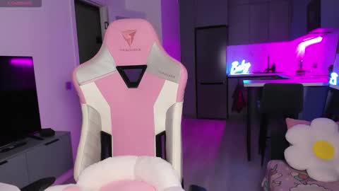 Emi online show from December 22, 4:03 pm