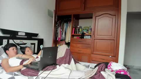 We are Lana. the one with short hair and vanessa girl with long hair online show from December 15, 3:42 pm