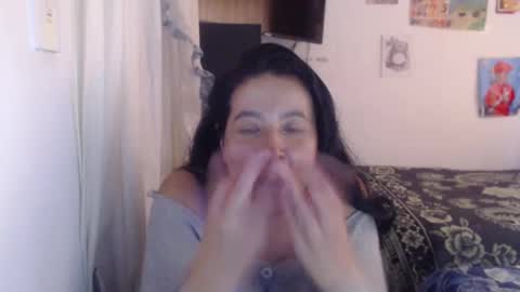 Snapshot of yasmin_love85 chatting on February 17, 4:17 pm yasmin_love85 online show from February 17, 4:17 pm