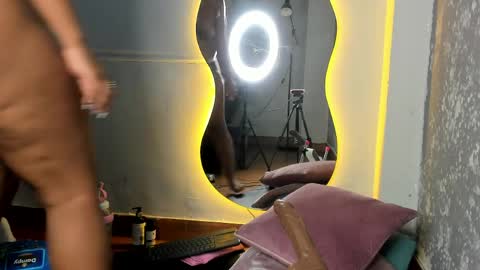 roxie reyes  online show from April 10, 11:48 am