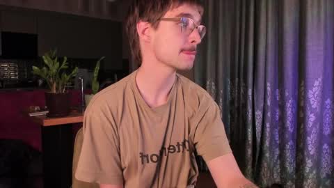 Max online show from April 10, 9:19 pm