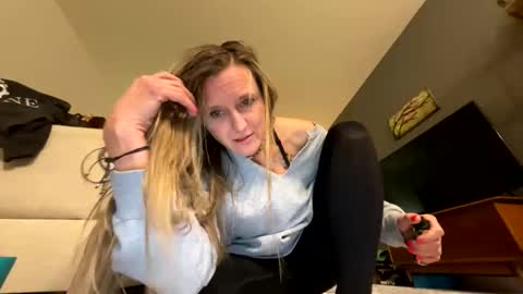 Snapshot of yogabuttttttt chatting on March 2, 6:27 am yogabuttttttt online show from March 2, 6:27 am