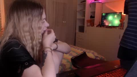 Snapshot of your_horny_friends chatting on February 7, 10:19 pm Your Horny Friends online show from February 7, 10:19 pm