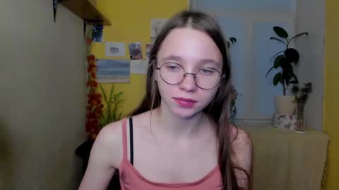 Snapshot of your_leslie chatting on December 16, 1:42 am Leslie online show from December 16, 1:42 am