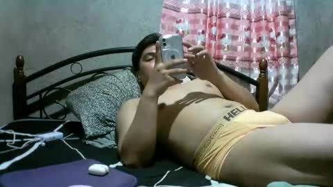 yourasian_lover29 online show from May 22, 3:19 pm