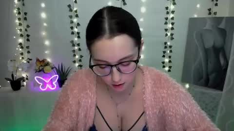 Snapshot of yours_piece_of_happiness_ chatting on February 27, 1:38 pm Happy online show from February 27, 1:38 pm
