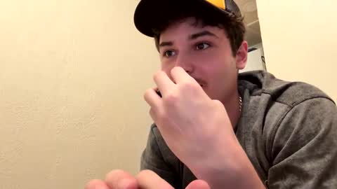 Snapshot of yungstudbev chatting on October 22, 5:10 am yungstudbev online show from October 22, 5:10 am