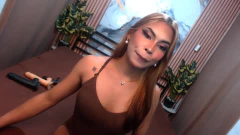 yvonnellvs online show from March 28, 7:15 pm