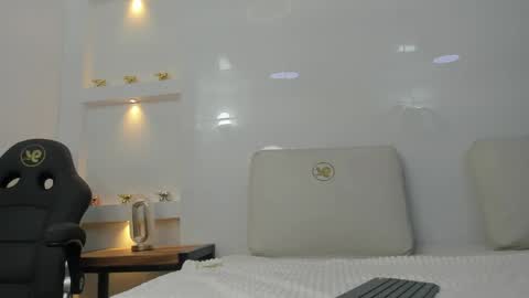 Zenda Evans online show from April 17, 4:04 am