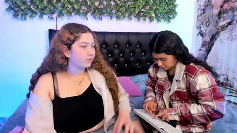 Zoe And Valeria online show from May 12, 2:15 pm