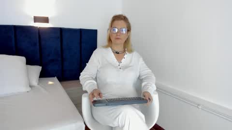 Zoe  online show from December 4, 11:24 am