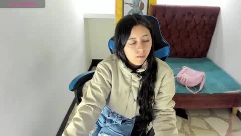 Z O E online show from December 1, 7:45 pm