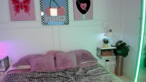 Zoe Lynch online show from May 21, 12:33 pm