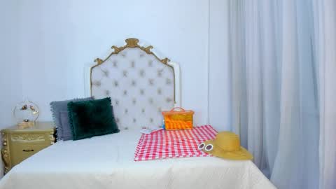 Im Zusan My schedule is from 1030pm to 430 am colombian time online show from February 14, 3:09 am